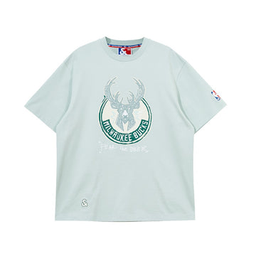 【NBA聯名系列】公鹿隊塗鴉LOGO直身T恤
