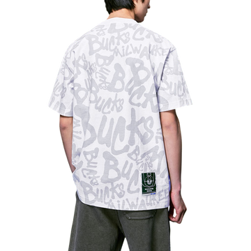 【NBA聯名系列】公鹿隊滿版印花直身T恤